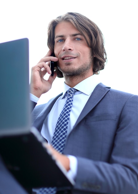Крупным планом успешный бизнесмен разговаривает по телефону