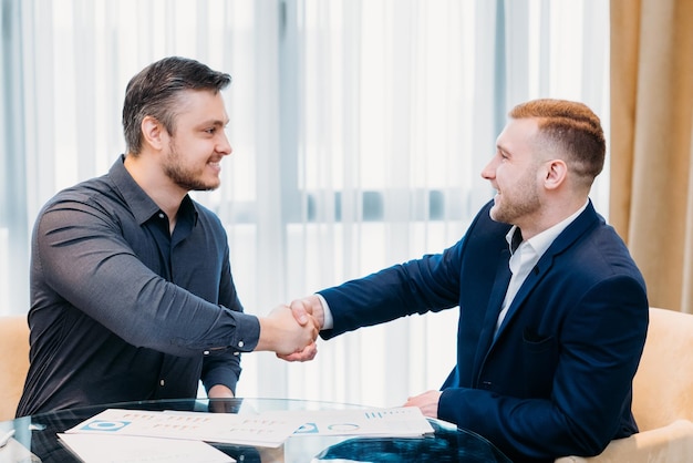 Foto chiudere o concludere un affare. partner commerciali che si stringono la mano. partenariato di cooperazione, concetto di joint venture di fiducia