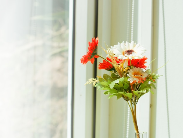 Фото Тканевый цветок в стеклянный кувшин в день утреннего сияния.