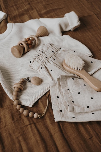 신생아 아기 스웨터 조깅을위한 의류 및 액세서리 갈색 모슬린 리넨에 브러시 젖꼭지 홀더 클립 미적 고급 아기 패션 매장 쇼핑 개념