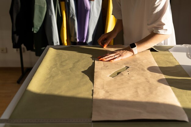 Foto collezione di abiti sartoria sarta modello bozza su lavoro di designer tessile in atelier studio