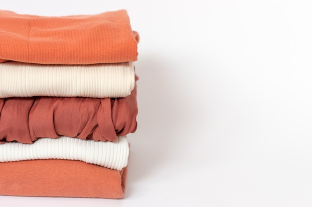 Photo clothes of different colors folded neatly into a stack