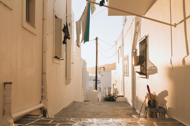 Photo clothes drying in alley amidst houses