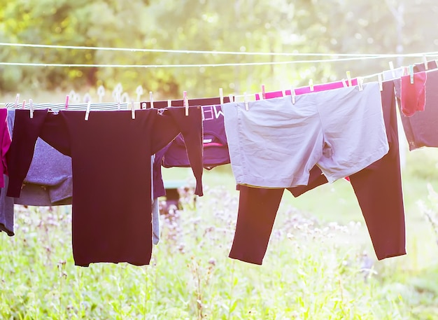Foto abbigliamento che si asciuga sul filo del bucato