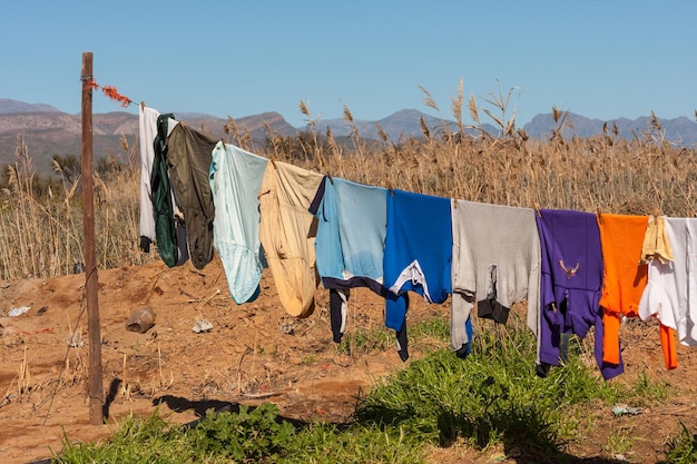 Photo clothes drying on field against clear sky