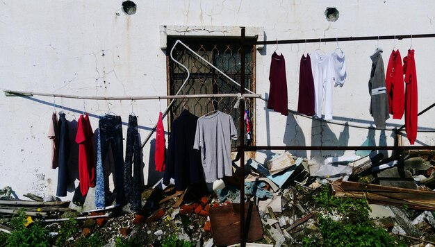 Photo clothes drying outside old building