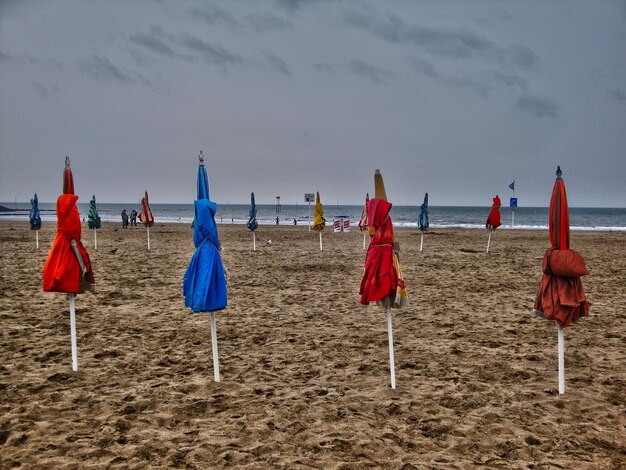 Foto abbigliamento appeso sulla spiaggia contro il cielo