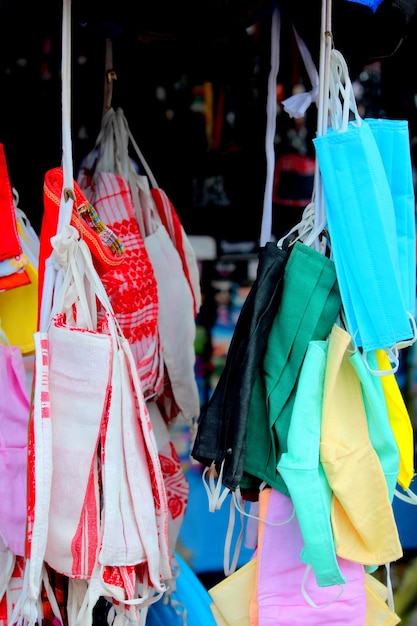 市場 の スタンド に 展示 さ れ て いる 服