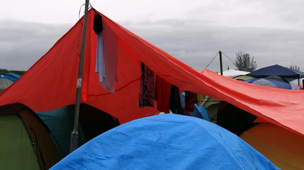 Foto linea per i vestiti nella tenda