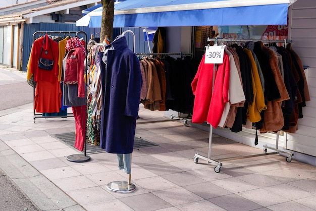 ハンガーレール屋外市場の路上で衣料品店