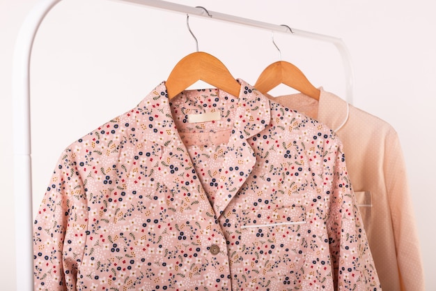 衣料品小売コンセプト。洋服店のハンガーに女性用パジャマ。店内のパジャマ。