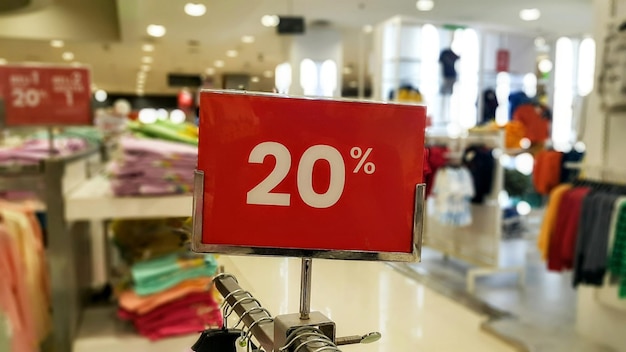 20% 빨간색 할인 배너가 있는 의류 매장 쇼핑 센터 및 상점에서 할인 프로모션 판매
