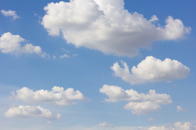 青い空を背景に雲