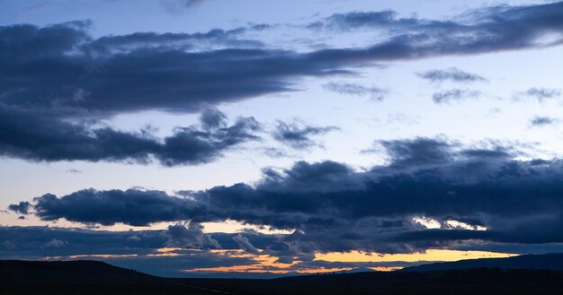 夕焼けの美しい空を曇らせる