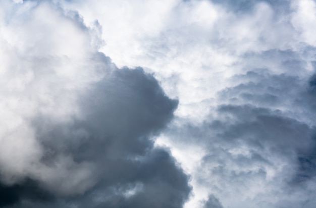 雨が降る前の雲、嵐の雲と劇的な空、暗い不吉な雲、劇的な空の背景