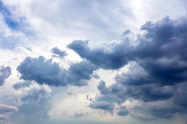 Photo cloud on blue sky background white and grey color cloudscape gloomy weather