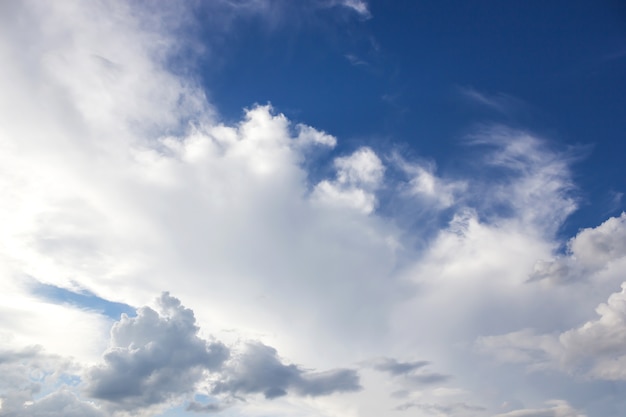 青空に雲。