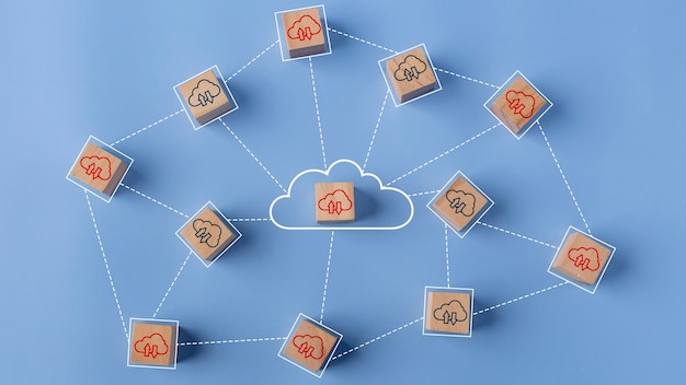 Фото Концепция облачных вычислений облачные значки на соединенных деревянных кубиках идея обмена или передачи данных в интернете