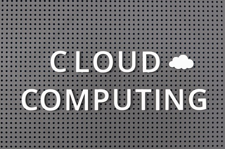 Photo cloud computing concept plastic letters message on gray board