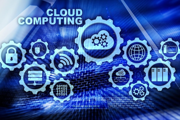 Концепция подключения облачных технологий на фоне серверной комнаты