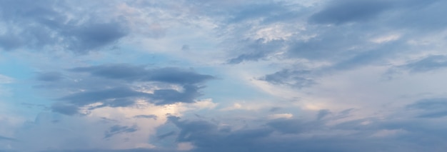 Cielo scuro coperto di nuvole all'alba o al tramonto