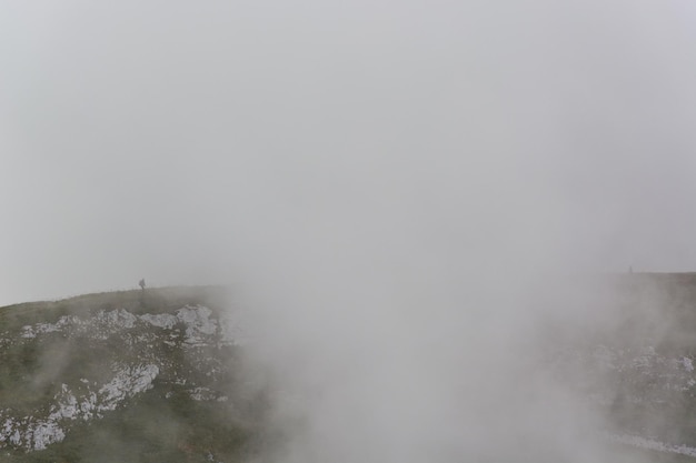 Foto la montagna coperta di nuvole contro il cielo