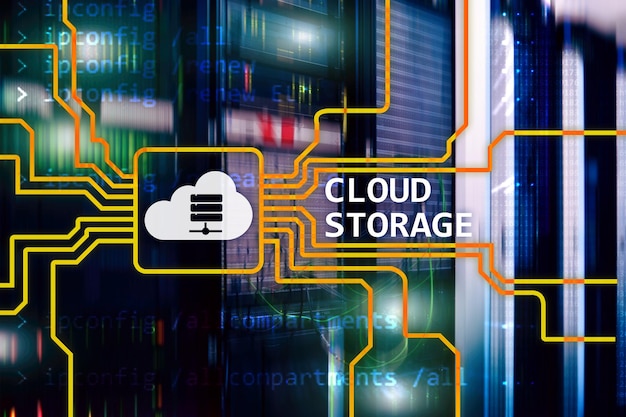 Концепция облачного хранения данных на фоне серверной комнаты