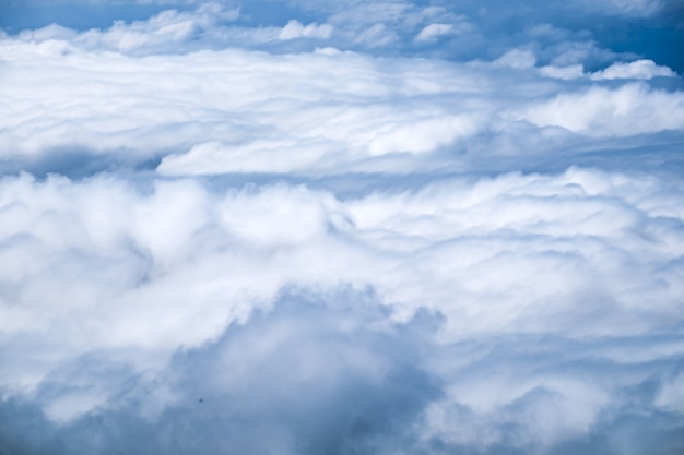 空に白い雲霧