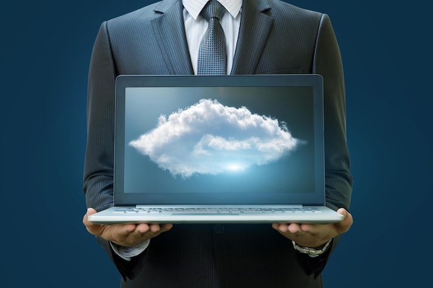 Cloud gegevens in de laptop zakenman op een blauwe achtergrond