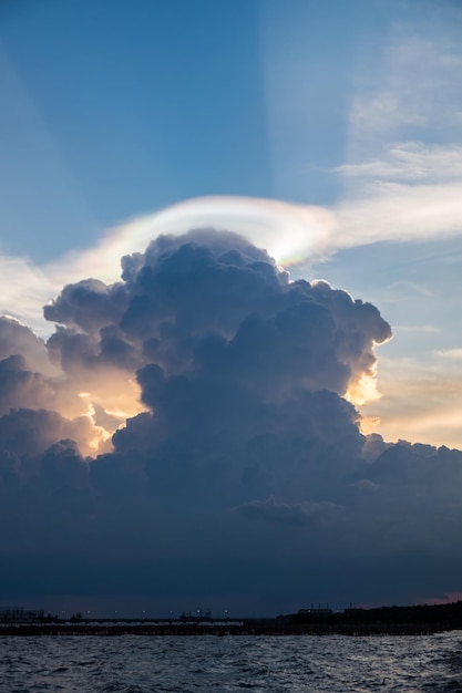 雲の虹は空にカラフルな奇妙な輝き