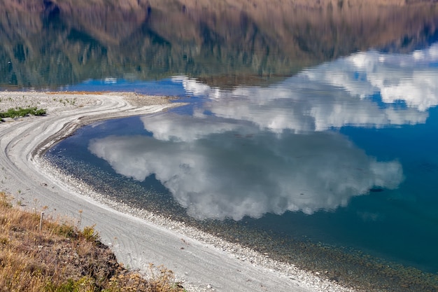 ハウェア湖に映る雲