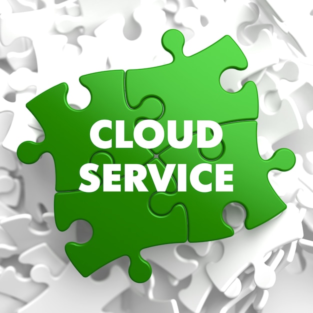 Cloud service op groene puzzel op witte achtergrond.