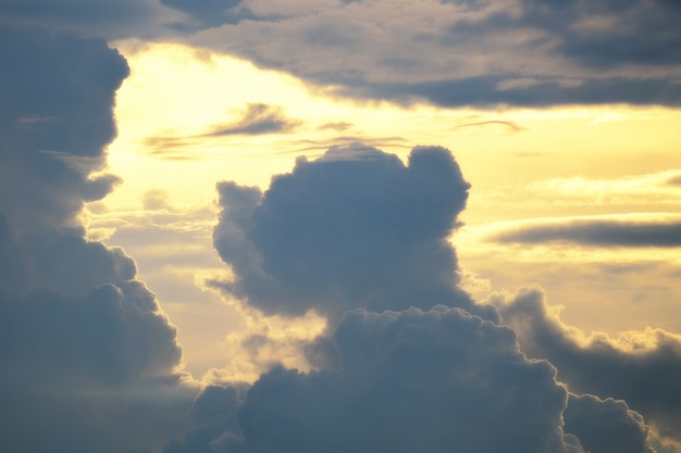 犬と人の形をした雲。