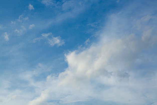 雲と空の背景、夏の青いグラデーションの雲、柔らかい白い背景、澄んだ曇りの美しさ