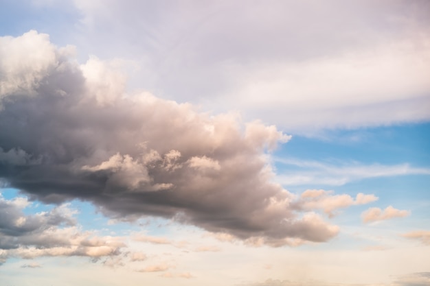 雲の空のふわふわの背景