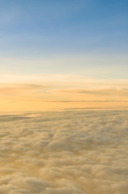 天国の雲の空を背景として