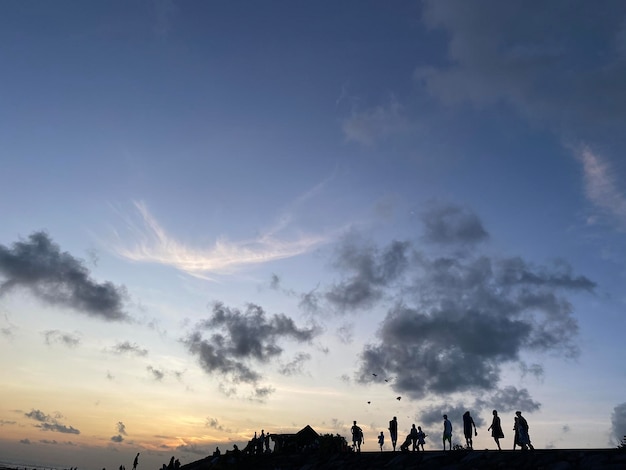 空の雲がビーチの上にあります