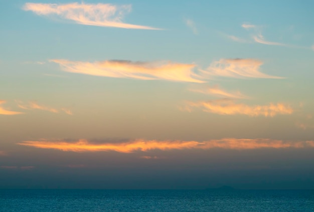 Photo a cloud in the sky is lit up by the setting sun.