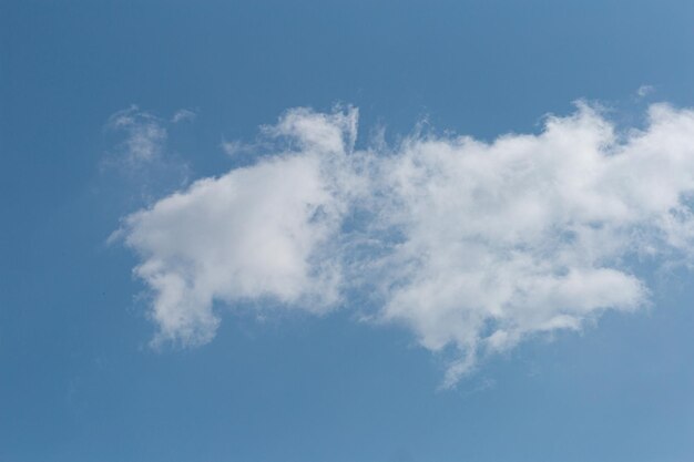 Foto una nuvola nel cielo è bianca