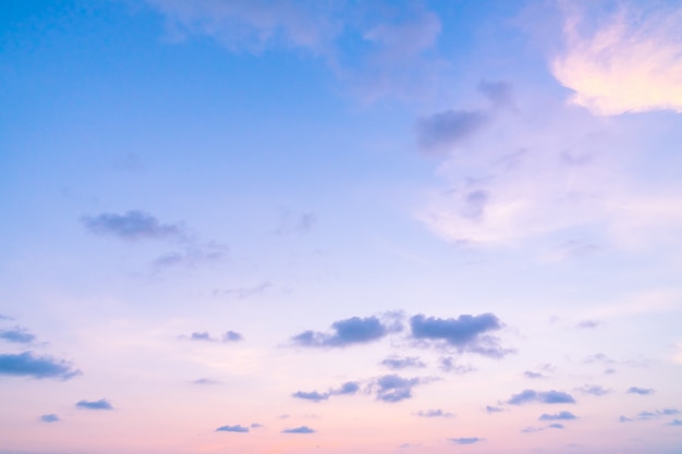 日没時の空の雲