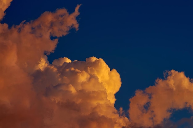 太陽が輝いている空の雲