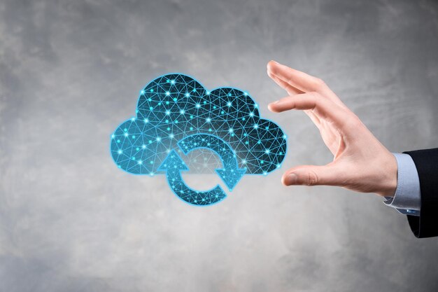 Cloud technologie. Veelhoekig draadframe cloudopslagbord met twee pijlen op en neer op donkerblauw. Cloud computing, big datacenter, toekomstige infrastructuur, digitaal ai-concept. Virtueel hostingsymbool.