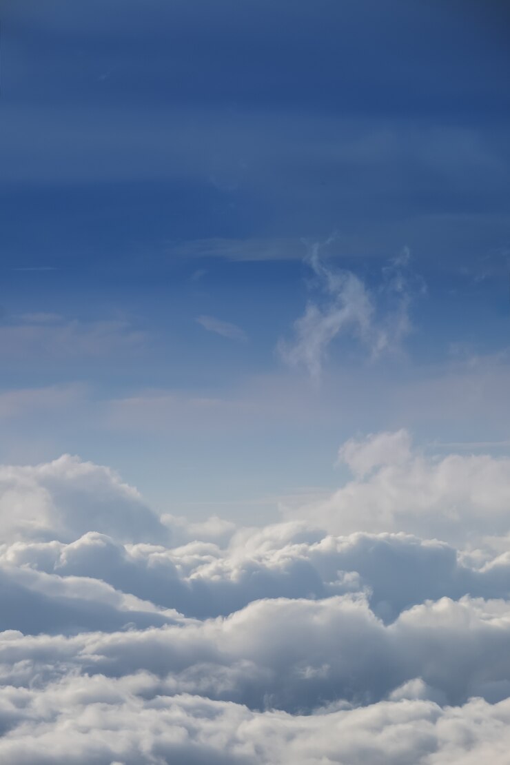 Cloud textuur behang. Mening van blauwe hemel en bewolkt gebied van vliegtuigvenster.