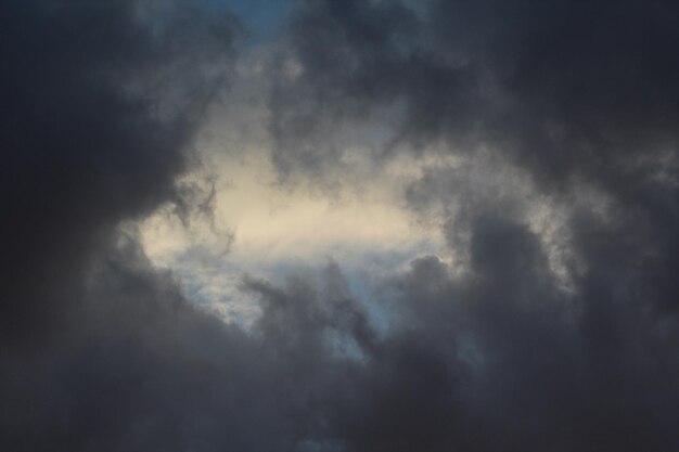 Photo a cloud that is in the sky that is white