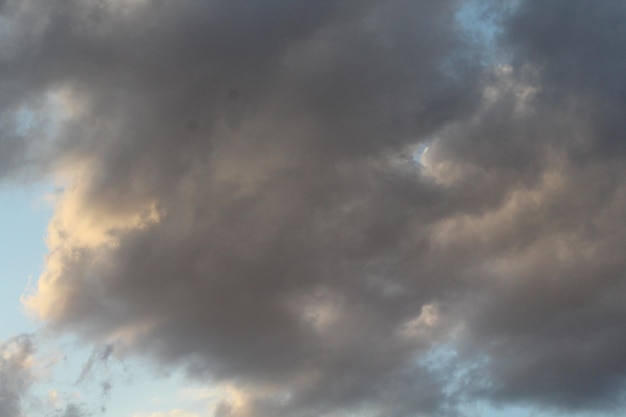 Photo a cloud that is in the sky with the sun shining through