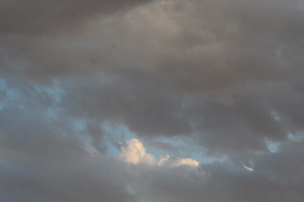 Photo a cloud that is white and blue