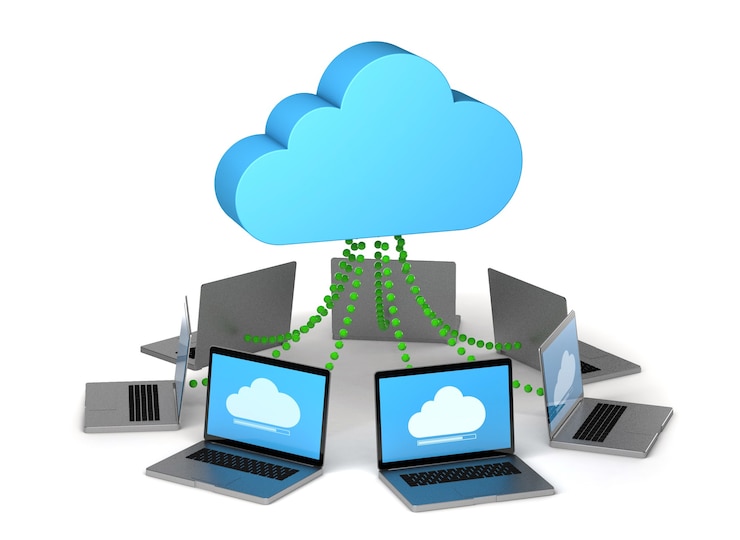 Foto cloudopslag synchronisatie van informatie tussen werkcomputers en apparaten geïsoleerd op wit