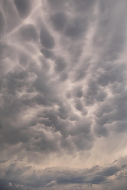 写真 嵐の空の雲と積雲