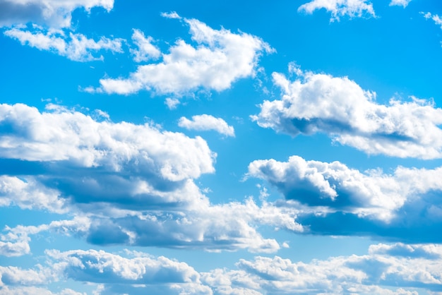 自然の背景として青い空に雲