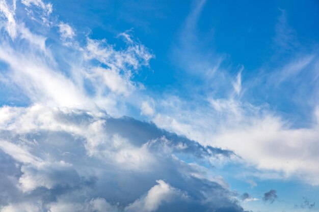 Nubi sul cloudscape astratto del fondo del cielo blu